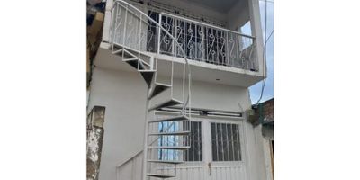 Vendemos Casa con dos Apartamentos independientes en Buga Valle, barrio Alto Bonito, son 136 m2 construidos, el primer piso apto de 2 habitaciones, un baño, sala comedor, cocina, patio, segundo piso apto de 3 habitaciones, baño, sala comedor con balcon, cocina, amplia terraza.
