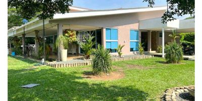 Vendemos casa campestre en condominio Riberas de las mercedes – Jamundí, área  450 m2 construidos en lote de 1.500 m2, 4 habitaciones, 6 baños, piscina pequeña, turco, amplia terraza cubierta, cuarto de herramientas, huerta, amplia zona de oficios, cámaras de seguridad.