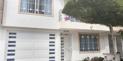 Vendemos casa en Buga, Valle del Cauca, Barrio La Julia, en el piso 1 hay Garaje, sala, comedor, baño social, jardín interno, cocina, habitación con baño y closet, zona de lavandería y alcoba de servicio, en el piso 2 tiene salaTV. balcón, alcoba Ppal. con baño y vestier, dos habitaciones auxiliares y baño de alcobas., 
