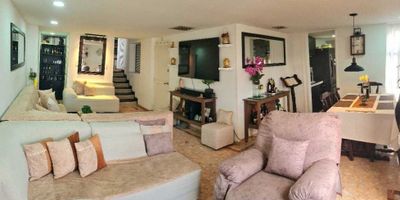 Vendemos apartamento recien remodelado, amplio y muy bien ubicado, Barrio El Ingenio, Edificio El Portal del Ingenio III,  Área 110 m2, sala comedor, sala auxiliar, comedor auxiliar, cocina integral, área servicio, 4 baños, 3 alcobas, estudio y parqueadero propio con techo cubierto, calentador de agua a gas, aire acondicionado central y gas domiciliario.  Cuarto poso con ascensor (se paga $75.000 al mes por mantenimiento ascensor y servicios públicos áreas comunes).exclusivo sector muy cerca a clínica, supermercados, vías principales y parques.