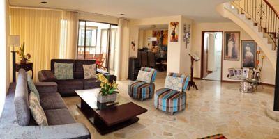 Vendemos Apartamento tipo penthouse con vista al club campestre, en el sur de Cali, barrio Ciudad Jardín, área 280 m2 mas 3 parqueaderos y un deposito, son 3 habitaciones con baño, estudio, sala de televisión, amplia terraza, alcoba de servicio doble con baño, cocina integral, zonas comunes (piscina, amplias zonas comunes, salón social, zona infantil) 
