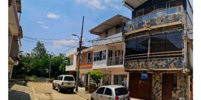 Vendemos Casa bifamiliar de tres pisos en la ciudad de Yumbo, Valle del Cauca, barrio Finlandia, área construida 270 m2, primer piso: Apartamento con garaje, 2 habitaciones (principal con baño y vestier), baño auxiliar, sala comedor, cocina integral,  segundo y tercer piso: Apartamento dúplex, 2 habitaciones principal con baño, vestier y terraza, área de entretenimiento con jacuzzi, meson tipo bar. tanque de reserva de agua, aires acondicionados.

 