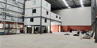 Vendemos BODEGA PARA ESTRENAR condominio  De ACOPI YUMBO, área construida 800 m2,  13 metros de altura, un muelle de carga, piso alta resistencia, mezanine con oficinas, 4 baños, energía 220 trifásica, en parque industrial.