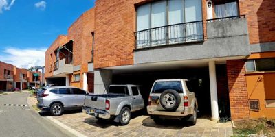 Vendemos casa en sur de Cali, Ciudad Jardín, condominio Polo Club 1, área construida 250 m2 y 3 garajes. Son 4 habitaciones con baño (Ppal. con baño y tina) cocina integral, alcoba de servicio con baño y baño social. Amplia sala comedor y terraza con zona BBQ. Hall de alcobas, zonas comunes (Piscina, salon social, juegos infantiles, vigilancia 24 horas)
