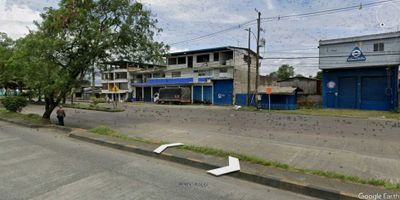 Excelente oportunidad de inversión en la ciudad de Buenaventura, Valle del Cauca. Se vende amplia bodega con una privilegiada ubicación en una de las zonas más estratégicas para los negocios en la región.

Con un área total de terreno de 1370.0 metros cuadrados y un área de construcción de 2000.0 metros cuadrados, esta bodega te ofrece un espacio amplio y funcional para desarrollar tu actividad comercial. Además, cuenta con una zona privada de 2000.0 metros cuadrados para garantizar la privacidad y seguridad de tu negocio.

La bodega cuenta con 6 baños para mayor comodidad de tus empleados y clientes, y ofrece un total de 8 espacios de garaje para garantizar un fácil acceso y estacionamiento para tu empresa. Además, cuenta con características internas como baño auxiliar y sistema de electricidad totalmente instalado.

Pero sin duda, la ubicación de esta bodega es uno de sus principales atractivos. Se encuentra sobre una vía principal, lo que garantiza una excelente visibilidad y acceso desde y hacia cualquier punto de la ciudad. Además, cuenta con excelentes conexiones de transporte público cercanas, facilitando la movilidad de tu personal y clientes.

Otro valor agregado de esta bodega es su entorno comercial e industrial. Se encuentra en una zona altamente comercial y de gran actividad económica, lo que te permitirá tener un gran flujo de clientes potenciales y una competencia sana y dinámica.

Además, cuenta con una oficina de negocios ya establecida dentro de la bodega, lo que te permitirá iniciar tus operaciones de manera rápida y eficiente. Y si recibes visitas de tus clientes o proveedores, no tendrás que preocuparte por el estacionamiento, ya que cuenta con una amplia zona destinada para parqueadero de visitantes.

En resumen, esta bodega en Buenaventura es la oportunidad perfecta para expandir tu empresa y alcanzar tus metas en el mundo de los negocios. ¿Te lo vas a perder? Contáctanos y agenda una visita para que puedas conocer m