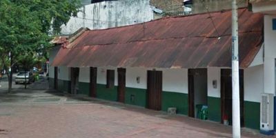 Vendemos Casa esquinera en Girardot ubicada en el barrio Estación, centro de la ciudad rodeada de comercio, de la zona hotelera, cerca de la alcaldía municipal, por muchos años funciono como hotel, son 742 m2 de lote con 521 m2 construidos,  consta de 18 habitaciones,  4 baños, sala, comedor, deposito, cocina, tanques de almacenamiento de agua, dos locales, (todos los servicios públicos)
