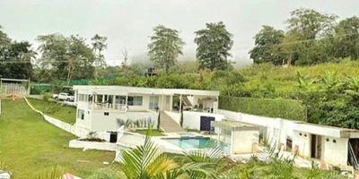 Casa Campestre en  Km.29 de Cali a Buenaventura, condominio Paraiso El Vergel, área lote de 3000 m2 y construidos 356 m2, tiene casa principal de 4 habitaciones con baño y apartamento independiente de 2 habitaciones y un baño, amplias zonas verdes, casa de muñecas, zona infantil, garaje cubierto para 5 carros, zona de hamacas y BBQ con cocina y baño social., piscina privada, sauna y jacuzzi con calefacción.
