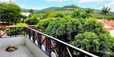 Vendemos o alquilamos Apartamento en Girardot Cundinamarca, Unidad Residencial La Zarzuela, Apto 3er piso, 140 m2, 3 Habitaciones, 4 baños, Sala, Comedor, Estudio, Cocina integral, Balcón amplio, 1 bodega, 2 parqueaderos. Zonas comunes (Piscina adultos, Piscina Niños, Zona social con jacuzzi, cancha de tennis, futbol)
