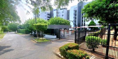 Vendemos o alquilamos Apartamento en Girardot Cundinamarca, Unidad Residencial La Zarzuela, Apto 3er piso, 140 m2, 3 Habitaciones, 4 baños, Sala, Comedor, Estudio, Cocina integral, Balcón amplio, 1 bodega, 2 parqueaderos. Zonas comunes (Piscina adultos, Piscina Niños, Zona social con jacuzzi, cancha de tennis, futbol)