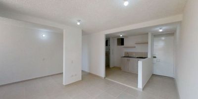 Si buscas un apartamento cómodo, moderno y con todo lo que necesitas a la mano, este en Parque Central Tintal 3 puede ser tu mejor opción.

Con 52 m² remodelados, ofrece:


 2 habitaciones con pisos en cerámica
 1 baño
 Estudio ideal para teletrabajo o espacio extra
 Cocina integral con gas natural


Está en el piso 4, dentro de un conjunto con ascensor, garaje comunal y un ambiente seguro y familiar.

Ubicado en el barrio Osorio 3, tendrás cercanía a transporte, comercio y vías principales, lo que lo hace perfecto para quienes quieren practicidad y buena ubicación.

Un apartamento listo para mudarte y disfrutarlo desde el primer día.
