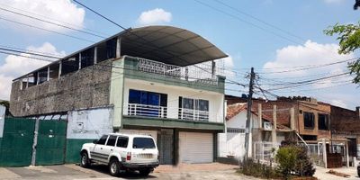 Vendemos casa REMODELADA en el Barrio Santa Isabel, (USO MIXTO) ideal para instituciones, 700 M2 construidos en tres pisos, primer piso: CASA de 4 habitaciones, 2 baños, zonas de oficios, LOCAL independiente con baño, segundo piso: 2 APARTAMENTOS cada uno con 2 habitaciones y un baño, cocina, sala comedor, APARTA-ESTUDIO con baño, tercer piso: plancha completa cubierta con techos nuevos. 
