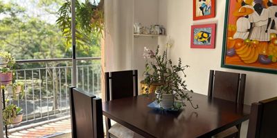 Con ubicacion privilegiada cerca al centro de la ciudad, este apartamento es ideal para vivir o como inversion para renta.

Caracteristicas del inmueble

Area 60 m2

3 habitaciones

Principal con bano completo, ducha y vestier

2 habitaciones auxiliares con closet

Bano completo auxiliar con ducha

Sala y comedor

Balcon con buena vista

Cocina integral

Zona de lavanderia

Parqueadero cubierto

Detalles adicionales

Se entrega con remodelacion de pisos y banos completos con vidrio templado

Se entrega pintado

Valor de venta 315.000.000
Canon estimado de arriendo entre 1.500.000 y 1.600.000
Administracion 275.000

Beneficios del conjunto

Torres con ascensor

Piscina

Salon social

Parque infantil