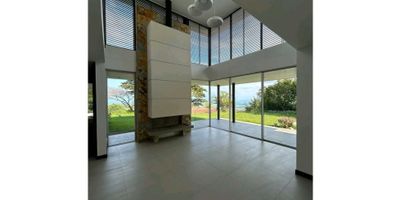 Alquilamos casa en Condominio Lomas de Dapa, son 450 m2 construidos en lote de 3.000 m2. cuatro habitaciones con baño (2 con vestier) sala de Tv. estudio, baño social, zona de oficios con baño, amplias zonas sociales y hermosa vista al Valle del Cauca. El condominio tiene excelentes medidas de seguridad y portería las 24 horas de cada día. El precio incluye el valor de la administración.
