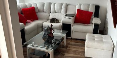 Se vende casa de tres pisos ubicada en el sector de San Nicolas, zona residencial con excelente acceso y a menos de 10 minutos del centro de Pereira.

Caracteristicas del inmueble

Lote 6  por 10 m

Area construida aprox. 120 m2

Primer piso sala comedor, cocina integral, habitacion con bano privado y antejardin

Segundo piso 3 habitaciones una con bano privado y bano social

Tercer piso terraza amplia actualmente zona de lavanderia

La propiedad esta en muy buen estado, con pisos modernos, banos en excelentes condiciones y una cocina integral renovada.

Valor de venta 395.000.000
No se recibe credito