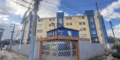 Apartamento iluminado en tercer piso, con vista externa e interna, ubicado en la localidad de Engativá, al noroccidente de Bogotá, en el barrio Santa Helenita. El inmueble cuenta con 49 m distribuidos en tres alcobas, dos con clóset, y un baño, sala-comedor, cocina integral, zona de ropas, garaje descubierto con servidumbre. El Conjunto ofrece excelentes zonas comunes como salón comunal, y zonas verdes.Posee cómodas vías de acceso como la Avenida Cali, Calle 72 . Se encuentra a pocas cuadras del Centro comercial Diver Plaza, cerca de almacenes de cadena, zona comercial con supermercados, lavanderías, papelerías y panaderías. Excelente ubicación con acceso directo al transporte público