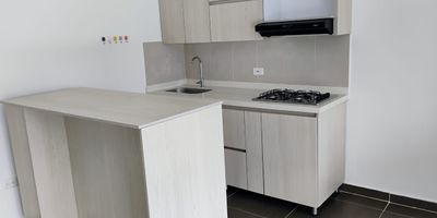 Ubicado en un punto estrategico de la ciudad, con excelentes vias de acceso y rodeado de plazoletas comerciales, iglesias, restaurantes y supermercados como Ara, D1 y Carulla.

El inmueble hace parte de un edificio moderno, con poco tiempo de construido, ideal para inversion o vivienda.

Area apartaestudio 39,36 m2
Area parqueadero privado 13,31 m2

Distribucion

1 habitacion

Sala comedor

Cocina integral

1 bano completo

Actualmente se renta por estadias cortas y plataformas como Airbnb y Booking, lo que lo convierte en una excelente opcion para generar ingresos.

Valor de venta 320.000.000
Estrato 6