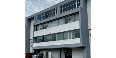 Bodega con oficinas ubicada a solo minutos del aeropuer El Dorado, cuenta con 4 niveles de oficinas en un a´rea totalde 20 mts de frente por 43 de fondo, y una altura frontal de mts, La bodega tiene 20 mts de altura, área libre bodega 720 m2 y oficinas 500 m2 en 4 niveles, nivel 1- 140 m2, nivel 2-3 y 4 de 130 m2 c/u, tiene una Capacidad electrica instalada de 55 KVA.El precio no incluye IVA ni Admón (que son a cargo del arrendatario)
