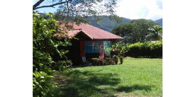 Vendemos Finca en Honda Tolima, en conjunto Campestre, kilómetro 5 vía Honda a La Dorada, área 994 m2 de lote 150 m2 construidos, 3 habitaciones, 2 baños, sala, comedor, cocina integral, terraza, jardines, patio, zonas comunes (portería, amplias zonas verdes)
