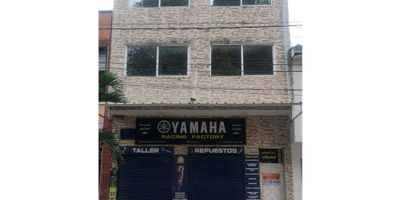 Vendemos Casa de tres pisos Con LOCAL y dos APARTAMENTOS, ubicado en el centro de la ciudad Cali, área 120 m2, primer piso: Local con montaje de taller de motos, segundo piso: apartamento con 2 habitaciones, un baño, sala comedor, cocina, tercer piso: apartamento con 2 habitaciones, 1 baño, sala comedor, cocina. Se vende a puerta cerrada, los apartamentos están amoblados para alquiler de retas cortas.
