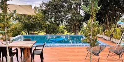 Hermosa finca de descanso en calima Darien , en parcelación la California privada a 10 minutos del Darien , cuenta con un kiosko con Cocineta , otro kiosko pequeño para el baño y turco , cuenta con jacuzzi , picina sin fin , spa de agua caliente ,mazzanine con lago y zona de asados , huerta de múltiples plantas aromáticas , árboles de frutales , cuenta con poso séptico biodegradable , internet , agua natural , toda la finca esta con cerramiento privado , y el tamaño es de 3000 metros cuadrados , sistema de vigilancia remoto con 4 cámaras y sistema de control remoto desde app para encendido y apagado de luz exterior , es un sitio muy tranquilo para desconectar del ruido de la ciudad.
