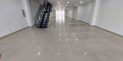 ARRIENDO EDIFICIO CORPORATIVO – Calle Quinta, Cali Ubicado en el corazón vibrante de Cali, sobre la emblemática Calle Quinta, se encuentra este imponente edificio de cinco niveles con 1.484 m² construidos, listo para recibir tu próximo gran proyecto. Su fachada en vidrio proyecta modernidad y transparencia, mientras que su estado de conservación es impecable, reflejo de una operación institucional sólida durante años como sede de una reconocida empresa del sector salud. Cada piso ofrece áreas abiertas y versátiles, ideales para adaptar oficinas, consultorios, centros de formación, coworking o clínicas especializadas. La estructura mixta en hormigón y acero garantiza seguridad y durabilidad, y su infraestructura técnica incluye subestación eléctrica. AREA LOTE: 326 MT2 AREA CONSTRUIDA: 1.484 MT2c ESTRATO: 3 COMUNA: 3 Ancho 8,5 mts x 42 mts de fondo DISTRIBUCION EDIFICIO DE CINCO PISOS PRIMER PISO: 326 - Área libre sin divisiones SEGUNDO PISO: 328 - Área libre sin divisiones TERCER PISO: 328 - Área libre sin divisiones CUARTO PISO: 328 - Área libre sin divisiones QUINTO PISO: 212 - Área libre sin divisiones LOSA DE SERVICIO: 62 - Área libre sin divisiones ESPECIFICACIONES DE LA CONSTRUCCION Estructura mixta en hormigón armado y estructura metálica. Cada piso tiene una altura de 2.80 mts. Cuenta con 2 tanques de almacenamiento de agua cada uno de 1.000 L La fachada principal sobre la calle 5ta es en vidrio templado Información 
ANDRES CARDOZA 3104768772