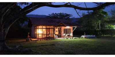 Vendemos casa campestre en Honda Tolima, en conjunto Campestre, kilómetro 5 vía Honda a La Dorada, área 994 m2 de lote y 150 m2 construidos, son 3 habitaciones, 2 baños, sala, comedor, cocina integral, terraza, jardines, patio, zonas comunes (portería, amplias zonas verdes)
