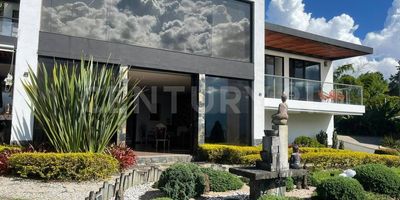 Área total: 1.800 m², Área construida: 380 m² , 3 habitaciones + cuarto de servicio , Zona campestre cerca de todo.
¿Buscas una propiedad única, con lujo, amplitud y rodeada de naturaleza, sin salir de la ciudad?
¡Esta es tu oportunidad!
Ubicada en uno de los sectores más exclusivos de El Poblado, esta espectacular propiedad combina lo mejor del diseño moderno con el encanto natural de un entorno verde y privado.
CARACTERÍSTICAS INTERIORES:
• 3 habitaciones muy amplias, cada una con baño privado y clóset.
• Habitación de servicio independiente con baño.
• Sala-comedor extra amplia, ideal para reuniones y espacios sociales.
• Cocina de lujo, totalmente equipada, pensada para los amantes del buen vivir.
Zona Exterior de Ensueño:
• Jacuzzi al aire libre para disfrutar del descanso.
• Zona BBQ perfecta para compartir con familia y amigos.
• Lago privado que aporta serenidad y belleza natural.
• Sendero ecológico rodeado de árboles y naturaleza viva.
• Zonas de esparcimiento para niños y adultos.
• Vista 360° a toda el área metropolitana.