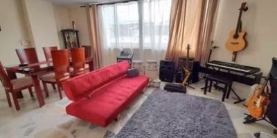 Vendemos Apartamento en Palmira Valle, barrio Las Flores, segundo piso, 126 m2 mas un parqueadero, sala comedor, cocina integral, zona de oficios, bano social, corredor, sala de tv, 3 habitaciones,  (habitacion principal con bano, vestier y balcon), baño de alcobas, El edificio cuenta con bomba de agua, camaras de seguridad, shut de basura en cada piso, recepcion,  Zona residencial. 
