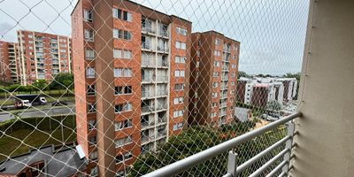 En venta moderno apartamento con excelente vista e iluminación natural. Su distribución de 60 m brinda amplitud y comodidad en cada espacio.

 Características

Cocina integral

Sala comedor amplia

Baño social

Balcón con vista agradable

Alcoba auxiliar

Alcoba principal con vestier y baño privado

Parqueadero privado

Ubicado en piso 7
Ventajas de ubicación
Cercano a centros comerciales, restaurantes, iglesias y con acceso a varias vías principales.