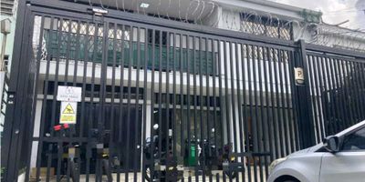 Casa independiente ubicada al norte de Cali, barrio San Vicente, fue remodelada en techos, sistema hidrosanitario y espacios funcionales, tiene espacio de oficinas, sala de juntas, bodega para materiales y 4 baños,  parqueadero externo para motos. Sistema de alarmas y circuito cerrafo tv.
