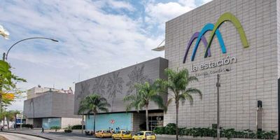 Vendemos Local con doble altura piso techo, en el segundo nivel del Centro Comercial LA ESTACION, al norte de Cali, son 82 m2. funcionan allí oficinas de pasaportes de la ciudad, salas de cine, plazoletas de comidas, entidades financieras, almacenes de grandes marcas nacionales y extrajeras, altisimos niveles de seguridad, amplias zonas de parqueo y comodos accesos en ascensores y escaleras eléctricas desde parqueadero.
