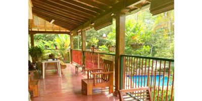 Vendemos Casa Campestre a 25 kms del SENA  Buga, vereda Jiguales  municipio de Yotoco, area lote 1.950m2 con 250 m2 constriodos, 3 habitaciones,  sala   Comedor,  corredores,   Cocina,  patio, zona de oficios, Baño social,  Piscina, dos kioskos,  Cuarto  de herramienta, Bar,  50 arboles entre citricos, aguacates y limones. Tiene servicios de  agua, energía, e internet.
