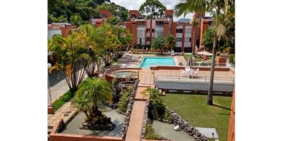 Vendemos casa en la ciudad de Pereira, condominio Canaan, área 251m2, 4 habitaciones, 3 baños, 2 parqueaderos, Calentador, Comedor auxiliar, Deposito/bodega, Estudio/biblioteca, Hall de alcoba, Patio, Sala comedor, Terraza, Vestier, zonas comunes (Canchas de basketball, squash, jardín, parqueadero visitantes, piscina, portería, recepción, vigilancia, salón social, zona infantil, zonas verdes) Estrato 6
