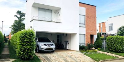 Vendemos casa campestre en Guaduales de Las Mercedes, Jamundi. Área lote de 400 m2 y construidos 290 m2. Son 4 habitaciones con baño y aires acondicionados, alcoba de servicio, baño social, amplias zonas sociales incluyendo BBQ totalmente equipado, zonass verdes y jardines. Zonas comunes (piscinas, salones sociales, canchas deportivas, senderos, juegos infantiles, vigilancia 24 horas, lago, guaduales, gym, sauna y turco)  Cod. 74378
