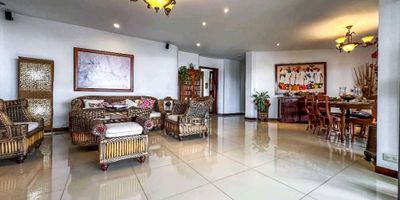 OPORTUNIDAD DE INVERSIÓN En Cali.

 

Hermoso apartamento en uno de los mejores barrios, Juanambú:

 

- Estrato 6

- ⁠Sala comedor

- ⁠Amplia terraza con increíble vista a la ciudad

- ⁠Estudio

- ⁠Habitación de hall de alcobas

- ⁠5 baños

- ⁠3 Habitaciones 

- ⁠1 Habitación de servicio

- ⁠Cocina integral 

- ⁠Comedor de cocina con balcón 

- ⁠256 Mts^2

- ⁠2 parqueaderos privados

- ⁠cuarto de depósito 

 

Amenidades:

- Sendero ecológico con bosque

- ⁠Salón social interno para conferencias, o reuniones sociales

- ⁠Sala de billar

- ⁠Zona social 

- Piscina semi olimpica

- ⁠Zona de asados

- ⁠Amplio salón para reuniones sociales.

- ⁠Turco

- ⁠Sauna

- ⁠Cancha de squash

- Parquederos de visitantes internos

- Vigilancia 24 horas

 
