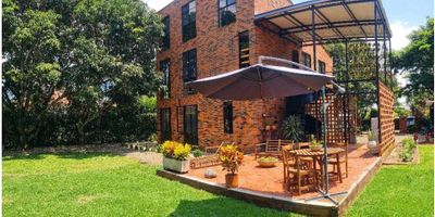 Vendemos moderna Casa en condominio Campestre Riberas de  Las Mercedes, Jamundí, área lote 1.500 m2 con 160 m2 construidos, son 3 habitaciones amplias e iluminadas, sala comedor, cocina abierta tipo americano, zona de oficios, excelentes acabados, iluminada y ventilada, zonas comunes (salón social, cancha de tenis, piscina, amplias zonas verdes, gimnasio dotado, zona infantil) 
