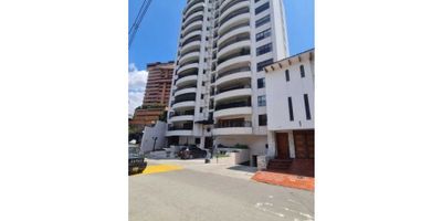 Vendemos apartamento en barrio Arboleda en oeste de Cali, área 480 m2 (incluye 100 de terrazas con piscina y bacón con vista a la ciudad) más garajes para 5 carros y deposito. Son 3 habitaciones con baño y vestier (Ppal. con baño turco) todas con salida a terraza y piscina. amplias zonas sociales, cocina tipo americano. Edificio cuenta con club House independiente (Piscinas, Salón social, gym, baño turco y cancha de microfutbol, vigilancia 24 horas, planta de emergencia eléctrica) 
