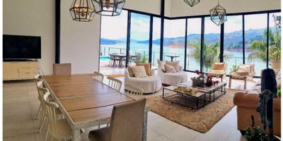 Vendemos casa campestre con bella vista al lago Calima y cerca a la represa, área construida 400 m2 en lote de 900 m2, garage para 4 carros, 6 habitaciones con baño, alcoba de servicio, baño social y amplias zonas sociales, cocina tipo americano, piscina, jacuzzi para 12 personas, zonas verdes y excelentes acabados. Zonas comunes: Muelle, portería y admón. MARINA PEQUEÑA para juguetes nauticos.
