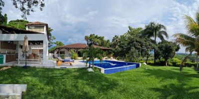 VeVVendeVendemos casa Finca en LA COLINA TULUA, frente al terminal de transportes, tiene amplia casa de recreo y casa de mayordomo, jardines, piscina, salón de juegos y arboles frutales, tiene hermosa vista a la ciudad, lote disponible para parcelar o para construcción en altura de acuerdo a la norma. Precio de oportunidad.

 

 
