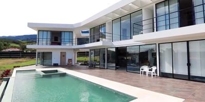 Vendemos hermosa Casa campestre en la Parcelación La Florencia, Vereda el Vergel, frente a la entrada 4 del Lago Calima, área lote 3.200 m2 con cerramiento perimetral y portón eléctrico, 4 habitaciones con walking closet, baño y terraza, cocina estilo americano con torre de hornos, lava-vajillas, zona de lavandería,  nevecon, sala comedor con concepto abierto, chimenea y espacio a doble altura, hermosa vista al lago, piscina, turco, jacuzzi, gimnasio, (posibilidad de habitación adicional) pérgola para tres vehículos grandes, fogata al aire libre a gas, perreras. 
