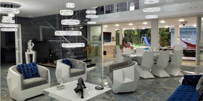 Vendemos Casa Campestre en Jamundí condominio Rivera de Las Mercedes, Área de lote de 2.500 m2 con1.500 m2 construidos, Sala comedor, Sala de cine, Parqueadero para 10, vehículos, Discoteca equipada con luces y sonido, Gimnasio dotado, Piscina con cascada y luces de ambientación, Jacuzzi, Cancha de fútbol, Estadero, Cocina integral con barra tipo americano, Estar de Tv, espacio para oficina, 6 habitaciones con baño privado, principal con balcón con vista a la piscina, Alcoba del servicio, (se vende a puerta cerrada o desocupada)
