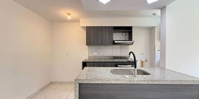 Apartamento en arriendo en Bello, sector Villas del Sol, con 2 habitaciones con closet y una tercera habitación abierta, sala comedor, cocina integral abierta, 2 baños completos, zona de ropas, red de gas, calentador, balcón y parqueadero privado descubierto. La unidad ofrece portería 24 horas, shut de basuras, piscina, zonas verdes, cancha y juegos infantiles. Ubicada cerca de supermercados, iglesias, colegios y con buen acceso al transporte público. Contáctanos en Epicasa y agenda tu visita.