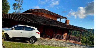 Te presentamos esta magnífica finca ubicada en Yotoco, Valle del Cauca, con un amplio terreno de 4970 M2 y un área construida de 800 M2. Esta exclusiva propiedad cuenta con una ubicación privilegiada en una zona campestre y rodeada de zonas verdes, lo que la convierte en el lugar perfecto para descansar y disfrutar de la naturaleza.

En su interior, encontrarás 5 cómodas alcobas y 5 baños, lo que la hace ideal para familias numerosas o para aquellos que buscan un espacio amplio y acogedor. Además, cuenta con un área privada de 800 M2, lo que te garantiza privacidad y comodidad en todo momento.

Esta finca también cuenta con espectaculares características internas, perfectas para satisfacer tus necesidades y gustos. Entre ellas, se destacan su cocina equipada con una moderna cocina integral y una despensa para almacenar todo lo que necesites. Disfruta de una relajante vista panorámica mientras cocinas tus platos favoritos. Además, cuenta con servicios de electricidad y conexión a internet para que puedas estar siempre conectado.

Si eres amante de los animales, esta es la propiedad ideal para ti, ya que admite mascotas. Además, podrás relajarte en su jacuzzi o en su turco después de un largo día de actividades en la zona.

El exterior de la finca no se queda atrás, ya que cuenta con características que te harán enamorarte aún más de esta propiedad. El acceso está pavimentado para garantizar un fácil y cómodo ingreso. Además, cuenta con un amplio espacio social y una zona de barbacoa y parrilla al aire libre, perfecta para reuniones y eventos con amigos y familiares.

Para aquellos que disfrutan del aire libre, la finca cuenta con un hermoso jardín y un kiosko, perfectos para relajarse y disfrutar de la naturaleza. También cuenta con un amplio espacio de parqueadero para visitantes. Para aquellos que prefieren actividades más activas, la finca cuenta con una zona deportiva con canchas de fútbol y voleibol.

Además, su ubicación sobre vÃ