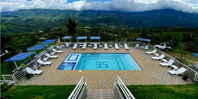 Vendemos expectacular finca eco-turistica, tiene restaurante, zona de eventos y conciertos, piscina, discoteca, GYM, zona de juegos para niños, lago de pesca, Canopy, pista de motocross, cancha de futbol.

Tiene casa principal para alojar hasta 20 personas, habitaciones con excelente amoblamiento, con vista hermosa en un ambiente de naturaleza y total seguridad. Otra casa para mayordomo y trabajadores.

Cultivos de frutales, hay 2.200 de Limón, 800 de Aguacate, 200 de naranja, 100 de mango, 50 guanabana, y 50 de otros, ademas de 5.000 matas de platano y 5.000 de zapayo. 

 
