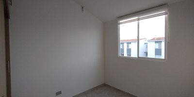 Ofrecemos en alquiler hermoso apartamento en quinto piso con ascensor, cuenta con: Sala comedor, balcón, cocina integral, zona de oficios, baño, tres habitaciones con closet, la principal con vestier, baño privado y aire acondicionado, parqueadero. La unidad cuenta con: Piscina, salón social, zona infantil. Entorno: Cerca de vías principales y supermercados. El valor del canon incluye administración. (MA-028). Código interno: 4814.