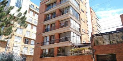 Apartamento esquinero iluminado naturalmente, piso cuarto, sala comedor con chimenea y balcón, cocina integral estilo americano con estufa a gas natural, horno eléctrico, campana extractora, mesones en mármol, zona de ropas con lavadero e instalación para lavadora, punto de gas para secadora, calentador de paso a gas, dos alcobas con clóset, alcoba principal con Vestier y baño privado, baño de alcobas con división en vidrio, encortinado, pisos laminados. vista exterior, ascensor, garaje doble cubierto en lineal no. 17 y 18 con depósito No. 15.  cerca a estación cl 100 de transmilenio, a dos cuadras de autonorte.