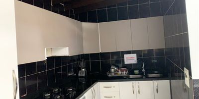 Se arrienda casa amoblada, Ideal para familia o amigos que busque comodidad y buena ubicación. Esta propiedad se encuentra cerca de la 70, Av. San Juan, Centro Comercial Unicentro, UPB, estaciones del metro, supermercados, parques principales de Laureles, tiendas de barrio y cuenta con excelente acceso a transporte público.

No pierdas esta excelente oportunidad. Contáctanos para más información o agendar tu cita. Tu nuevo hogar te está esperando.