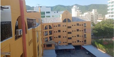 Cód: 9505FR502

Venta magnífico apartamento duplex en edificio Plaza en Rodadero, Santa Marta.

El inmueble esta ubicado en 4 y 5 piso y consta de:


 4 habitaciones con closet´s
 150 metros construidos.
 3 Baños equipados
 2 cocinas integrales y equipadas
 sala comedor amplio con balcón y panoramica a la Sierra Nevada de Santa Marta.
 halls de habitaciones.
 Habitacion de servicio con baño
 Terraza
 Estudio
 Zona de labores


El edificio No tiene ascensor, pero si cuenta con lobby y vigilancia 24/7, a tres cuadras de la playa del rodadero, zona comercial, turística, cerca de supermercados, tiendas, centro comecial Arrecife via principal, transporte público facil acceso, perfecto para vivir o tomar como renta vacacional para su estadía. Llamame si consideras que esta oportunidad es para ti. 

WhatsApp: 3217124136