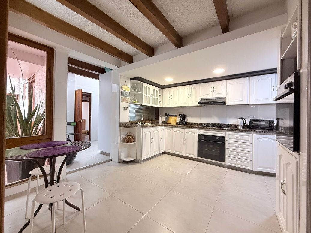 Casa de 4 alcobas en venta en Caobos Salazar, Bogotá, 270 m² · foto 6 de 20