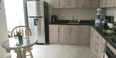 Vendemos amplia casa de 2 pisos en barrio El Albergue en Buga, área construida de 204 m2 en lote de 104 m2. son 4 habitaciones  y 3 baños. Un garaje con puerta eléctrica. Alcoba de servicio, patio interior, cocina integral.
